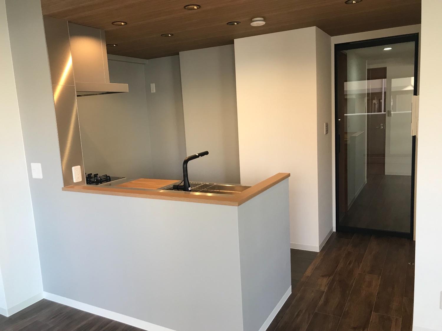 「Wood  ×　industrial  の落ち着いたリノベーションスタイル」のキッチン