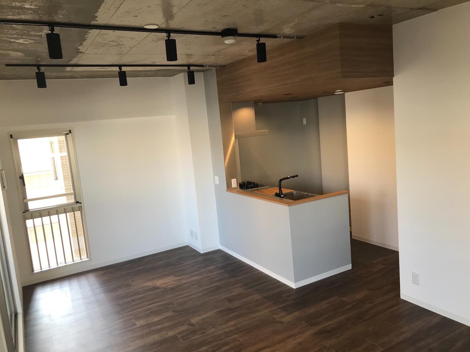 「Wood  ×　industrial  の落ち着いたリノベーションスタイル」のリビングダイニング