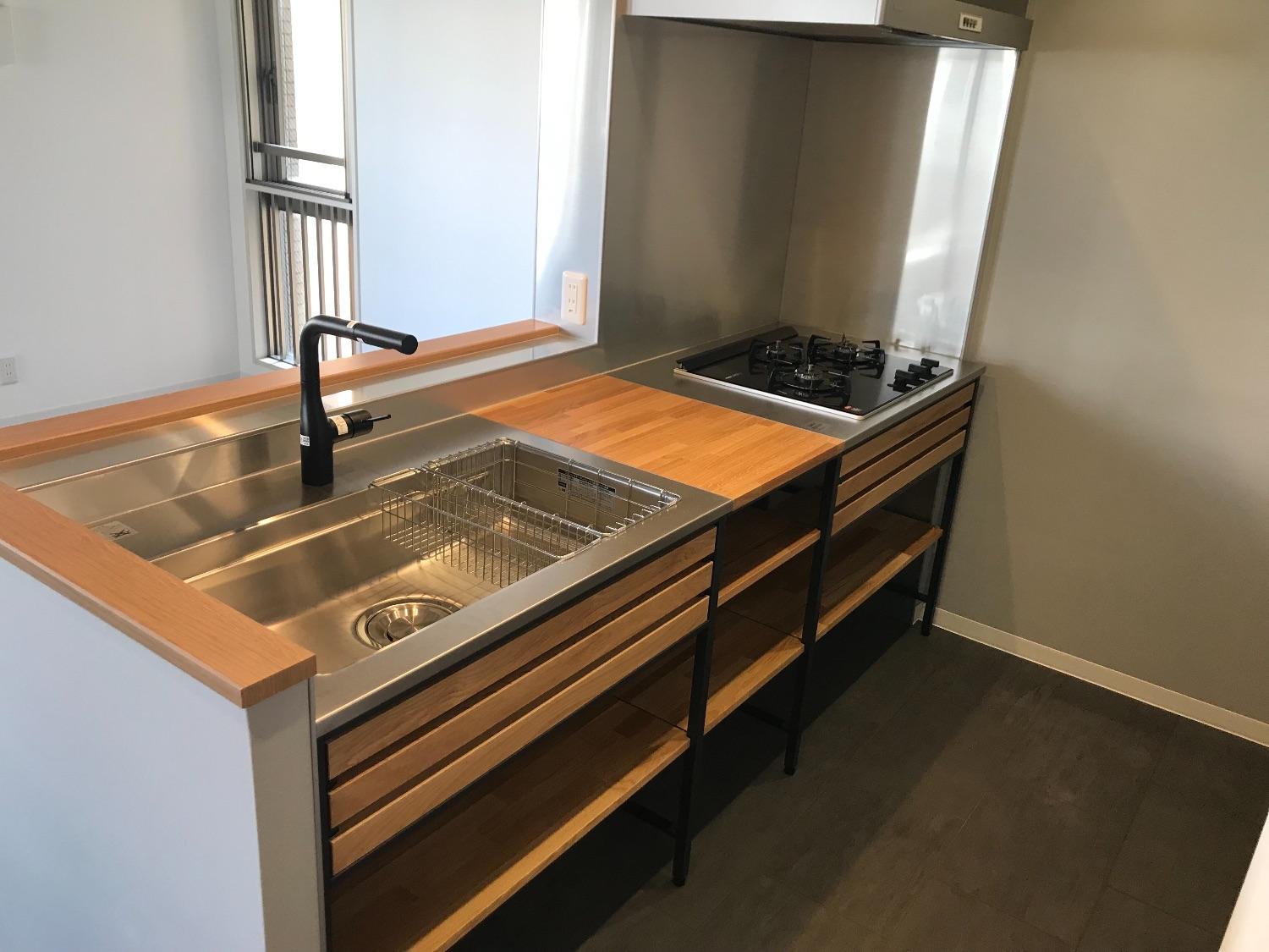 「Wood  ×　industrial  の落ち着いたリノベーションスタイル」のキッチン