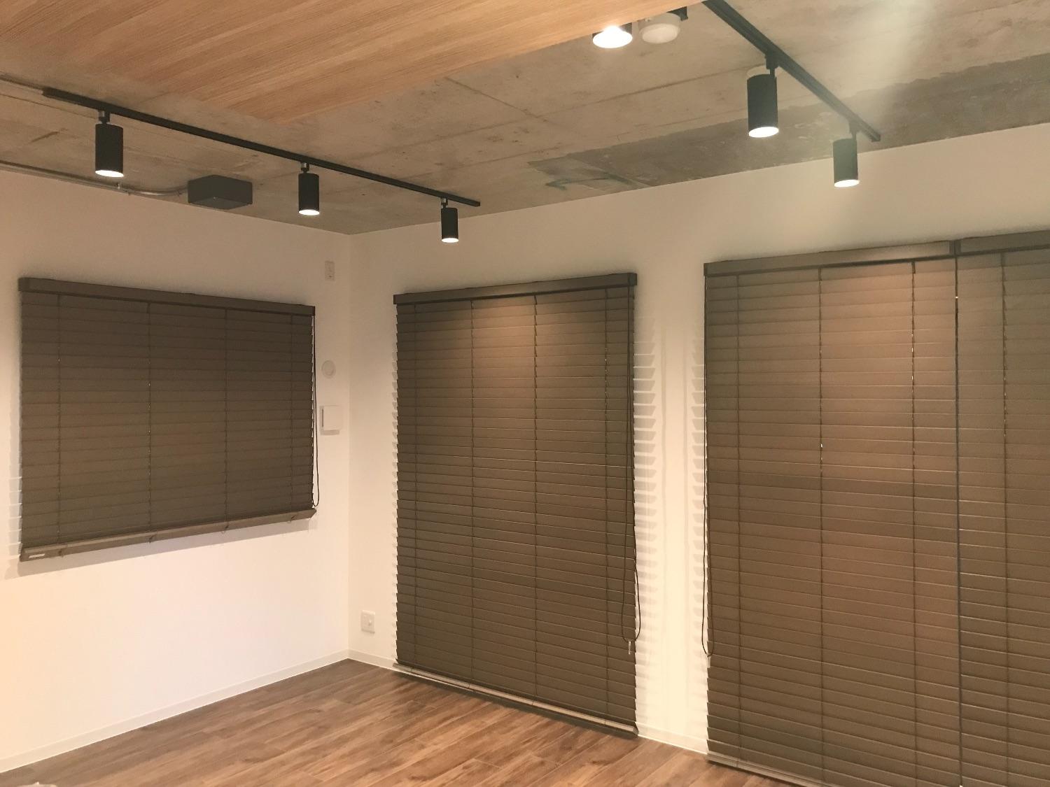 「Wood  ×　industrial  の落ち着いたリノベーションスタイル」のリビングダイニング