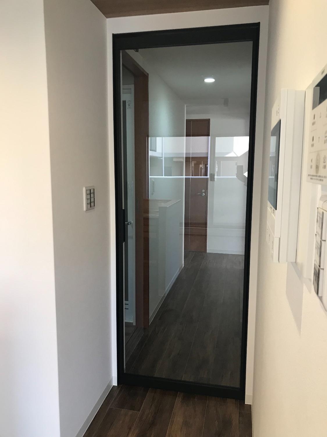 「Wood  ×　industrial  の落ち着いたリノベーションスタイル」のリビングダイニング