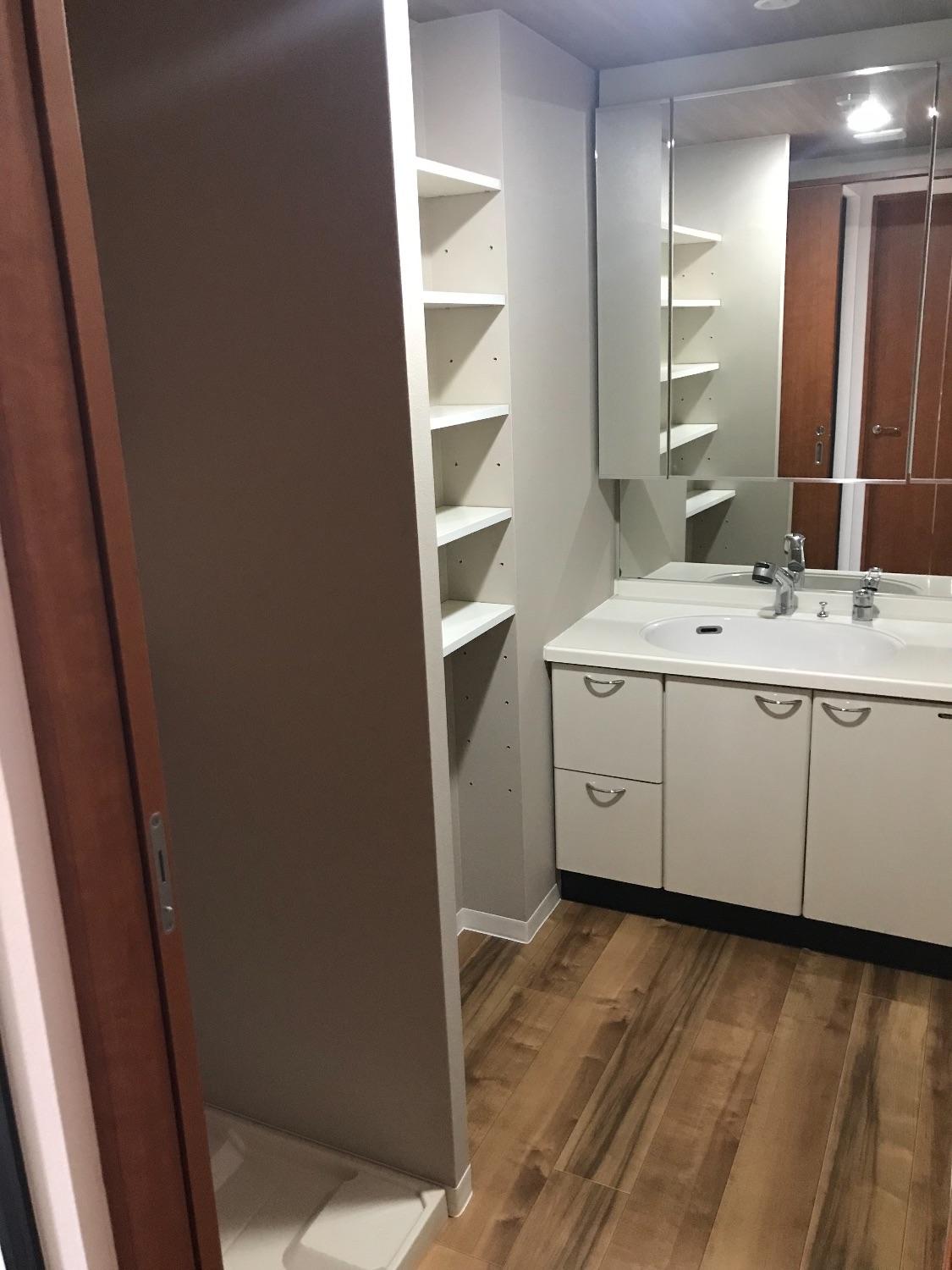 「Wood  ×　industrial  の落ち着いたリノベーションスタイル」のお風呂・洗面所・トイレ