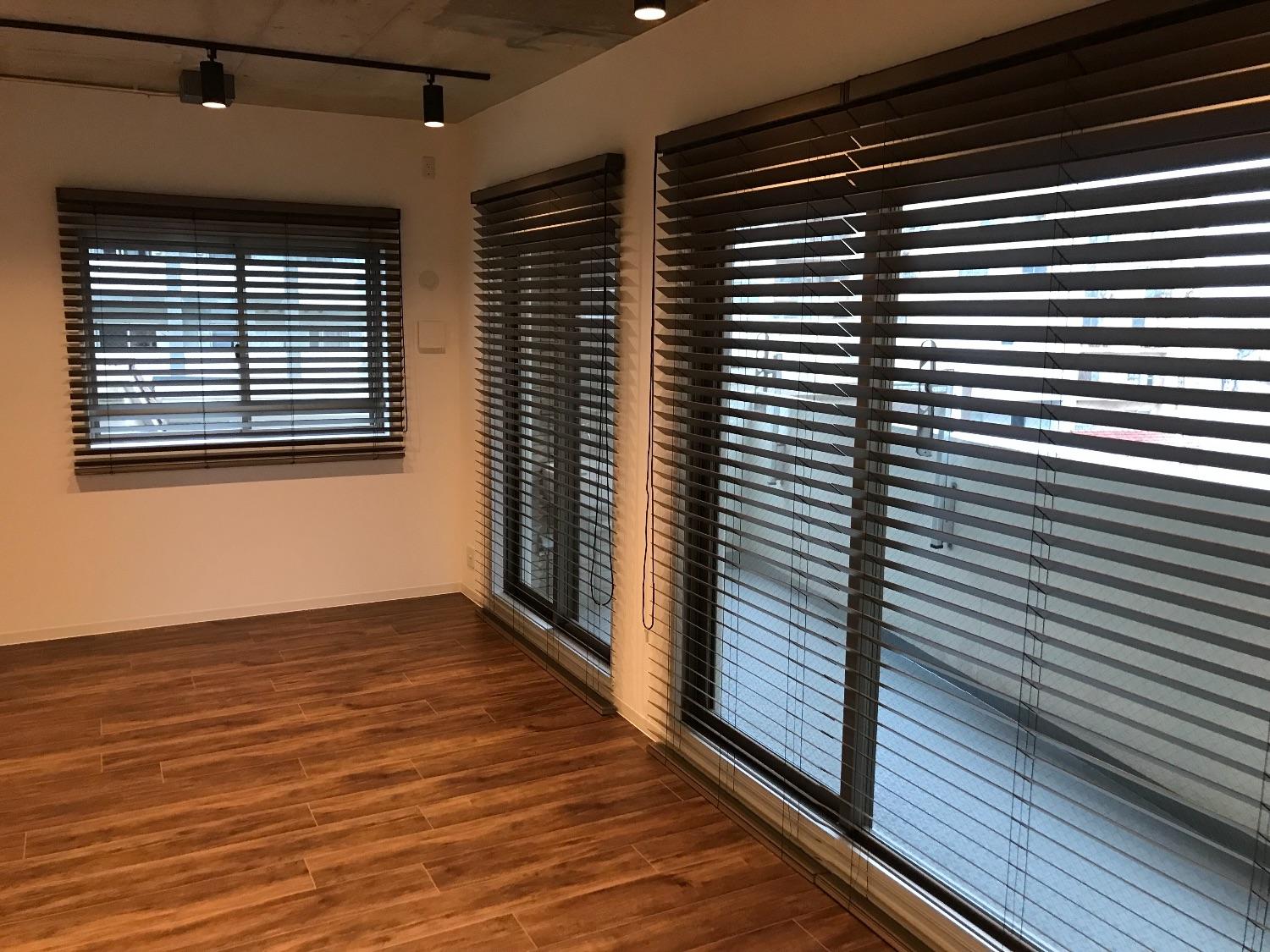 「Wood  ×　industrial  の落ち着いたリノベーションスタイル」のリビングダイニング