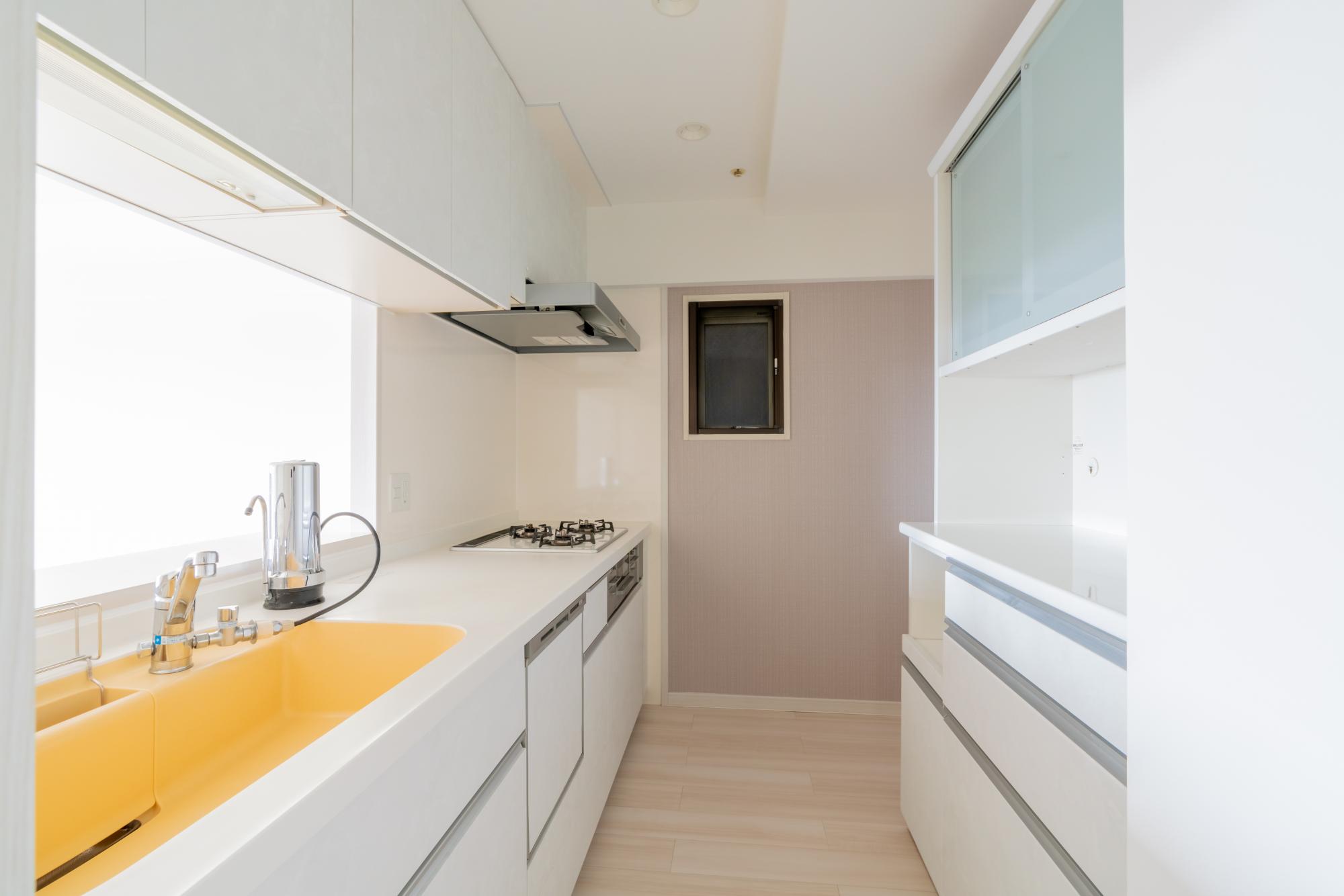 「白を基調とした明るく住み心地の良い空間」のキッチン