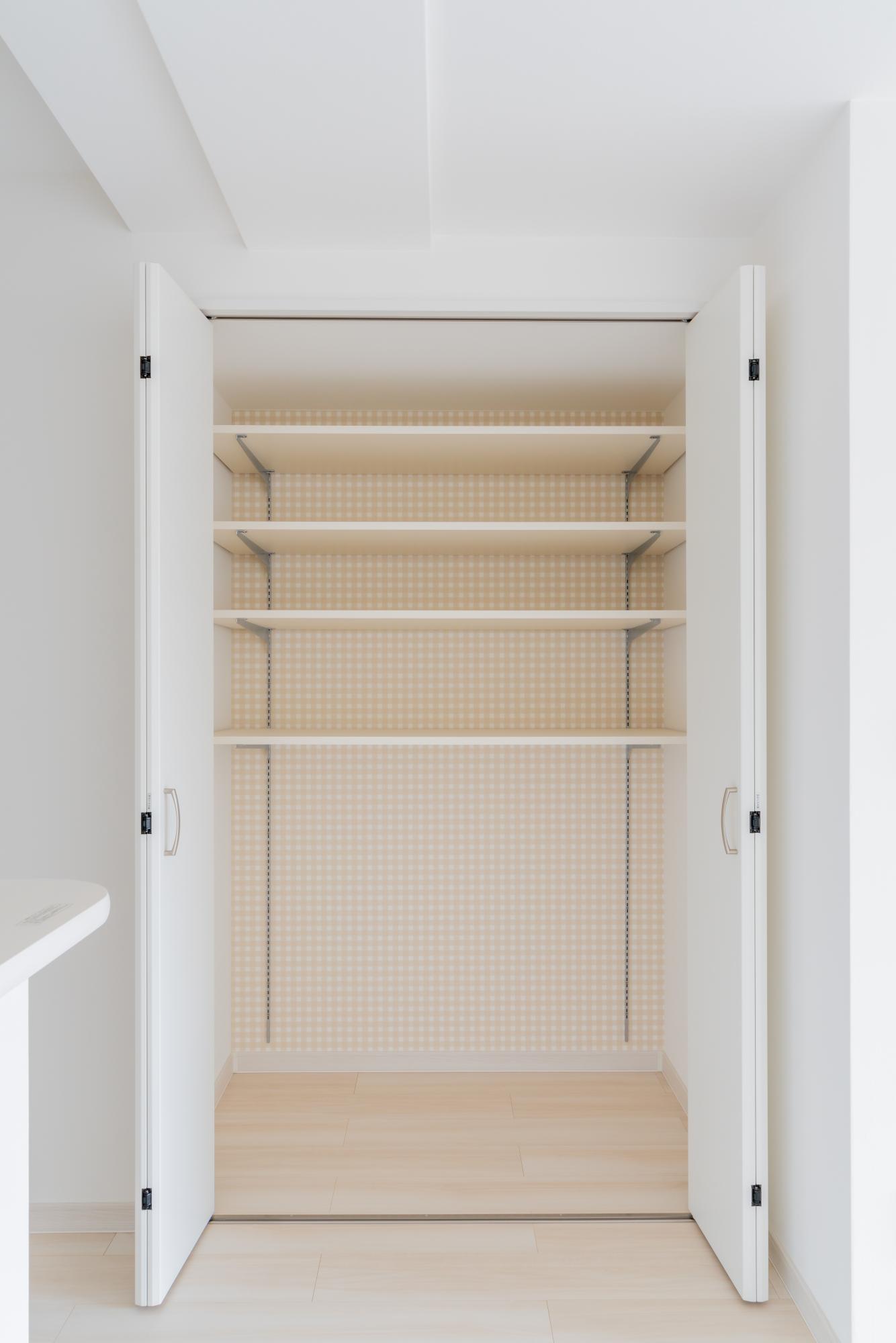 「白を基調とした明るく住み心地の良い空間」の収納・クローゼット