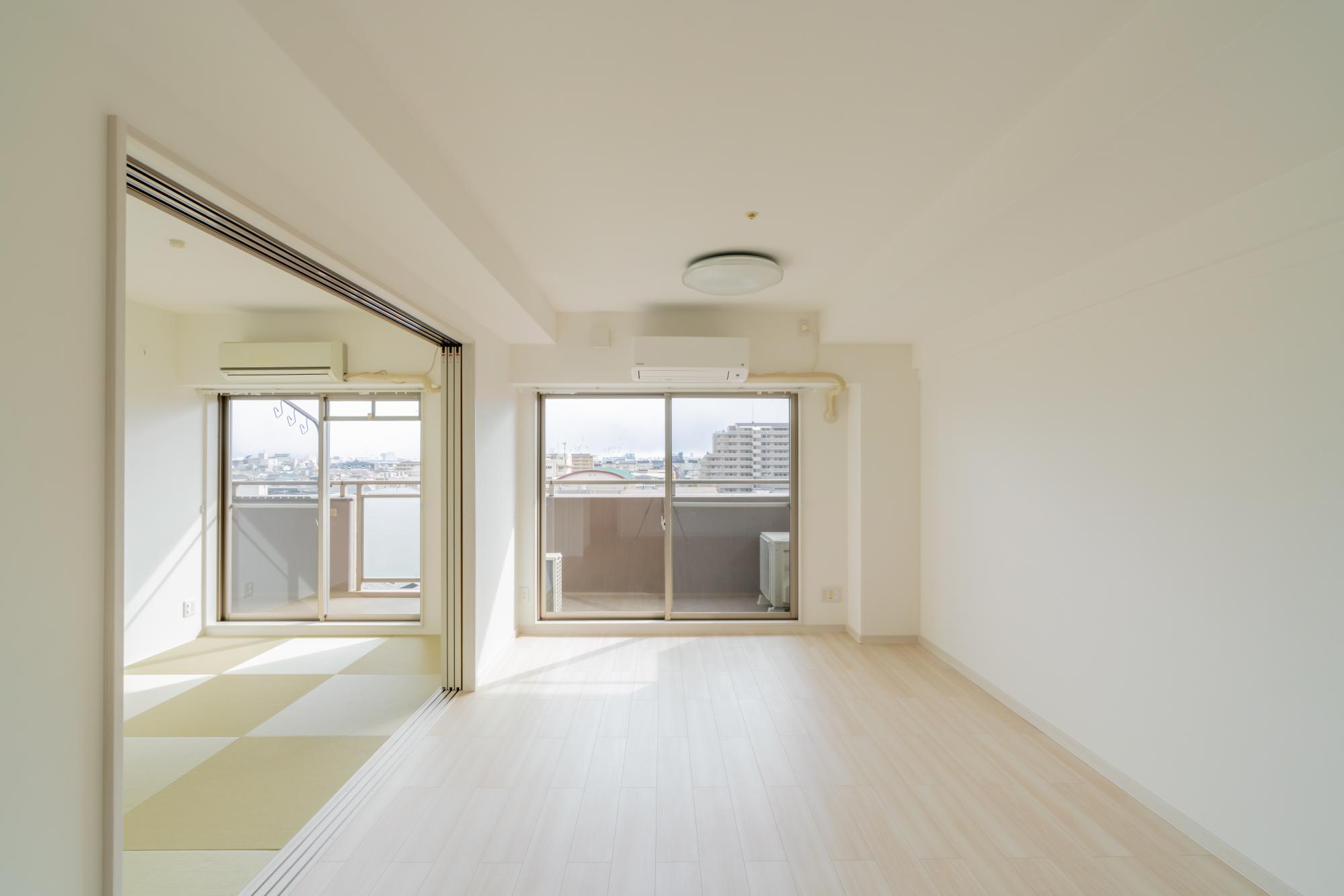 「白を基調とした明るく住み心地の良い空間」のリビングダイニング