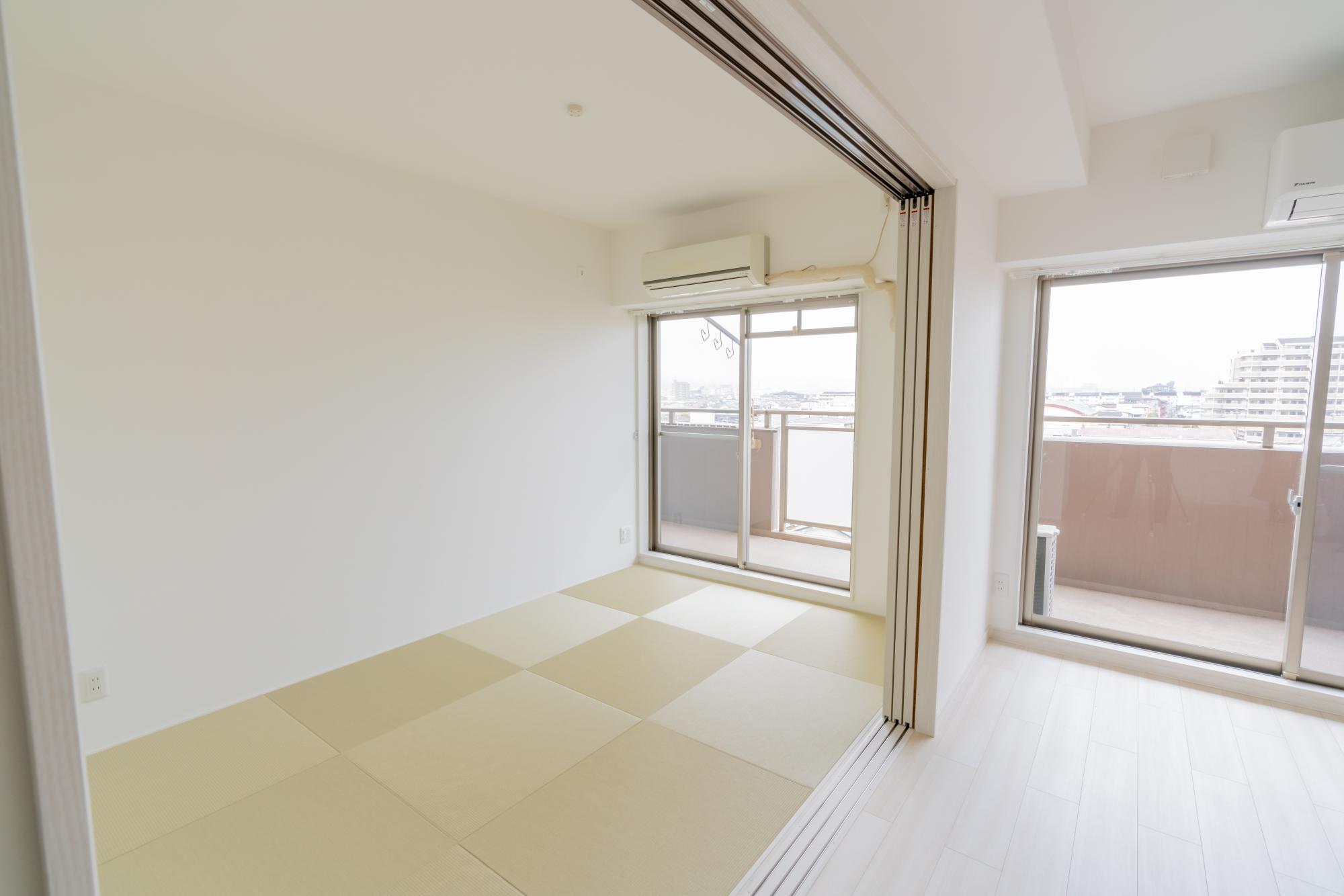 「白を基調とした明るく住み心地の良い空間」の書斎