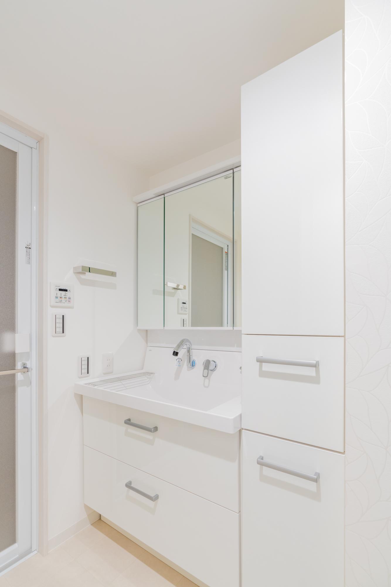 「白を基調とした明るく住み心地の良い空間」のお風呂・洗面所・トイレ