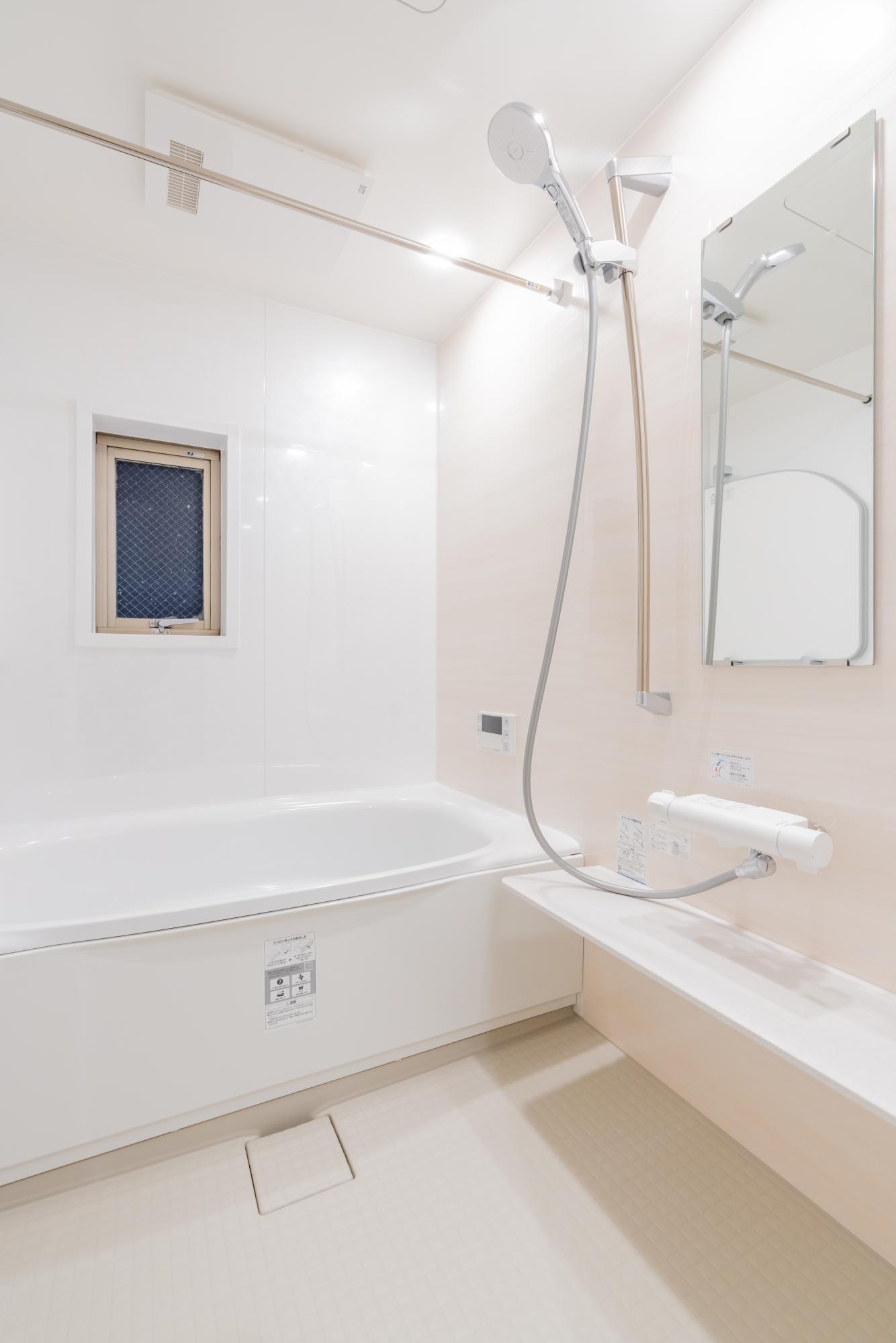 「白を基調とした明るく住み心地の良い空間」のお風呂・洗面所・トイレ