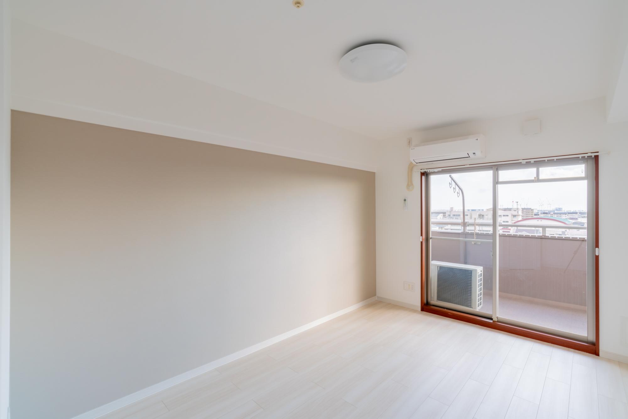 「白を基調とした明るく住み心地の良い空間」の寝室