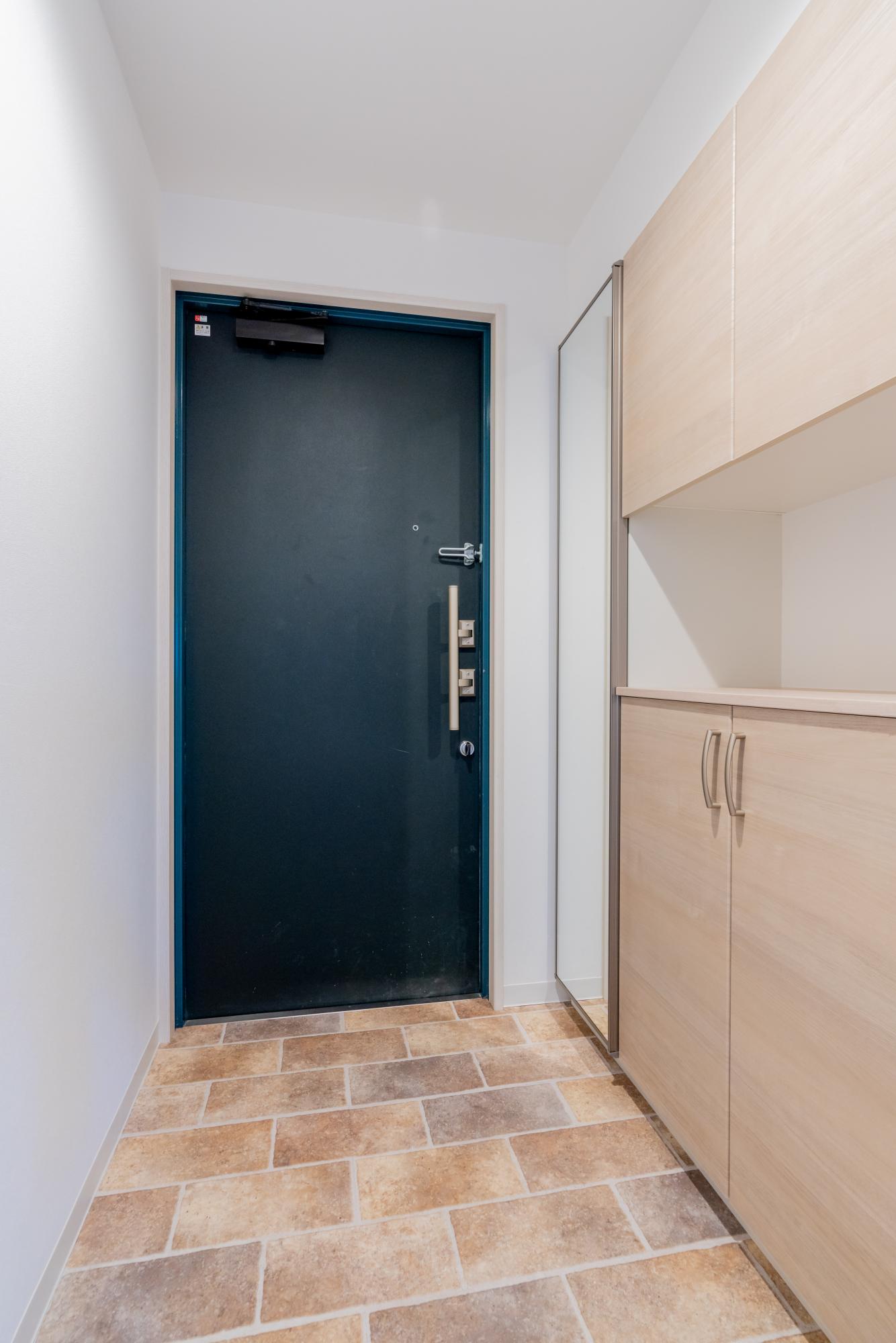 「白を基調とした明るく住み心地の良い空間」の玄関・土間