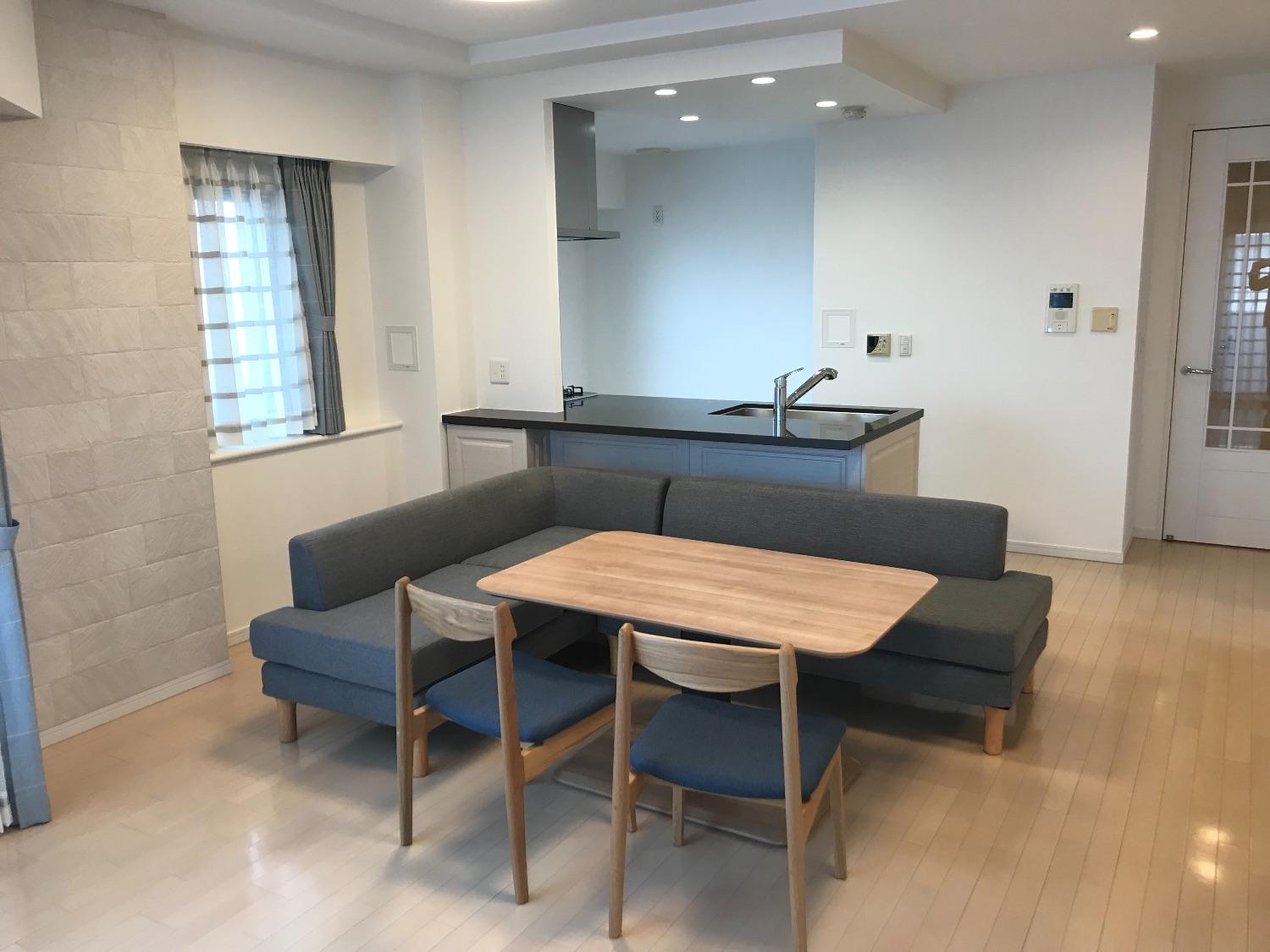 「高級感あるクオーツストーンのグレー天板のキッチンとブルーグレーの明るいお部屋」のリビングダイニング