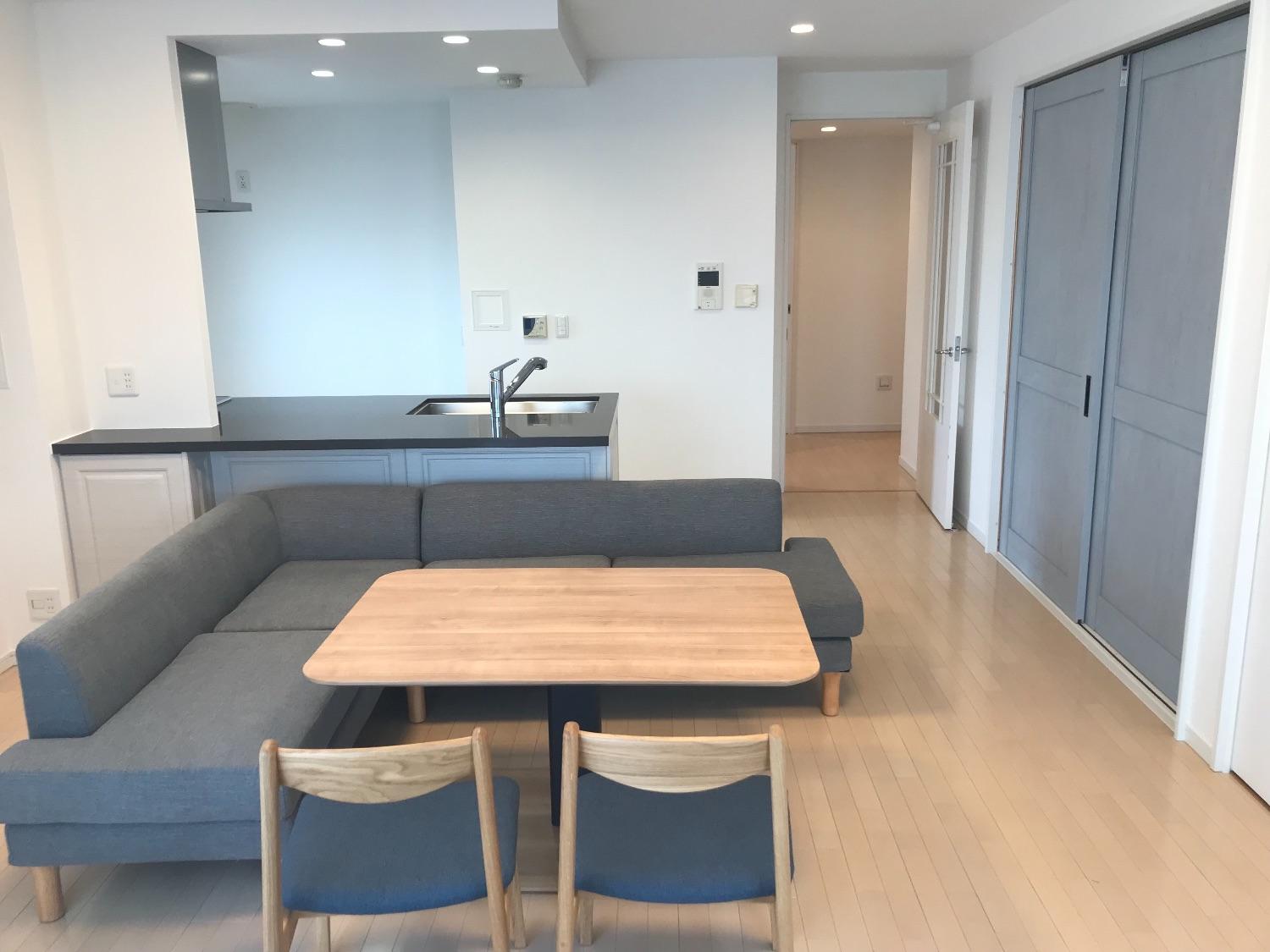 「高級感あるクオーツストーンのグレー天板のキッチンとブルーグレーの明るいお部屋」のリビングダイニング