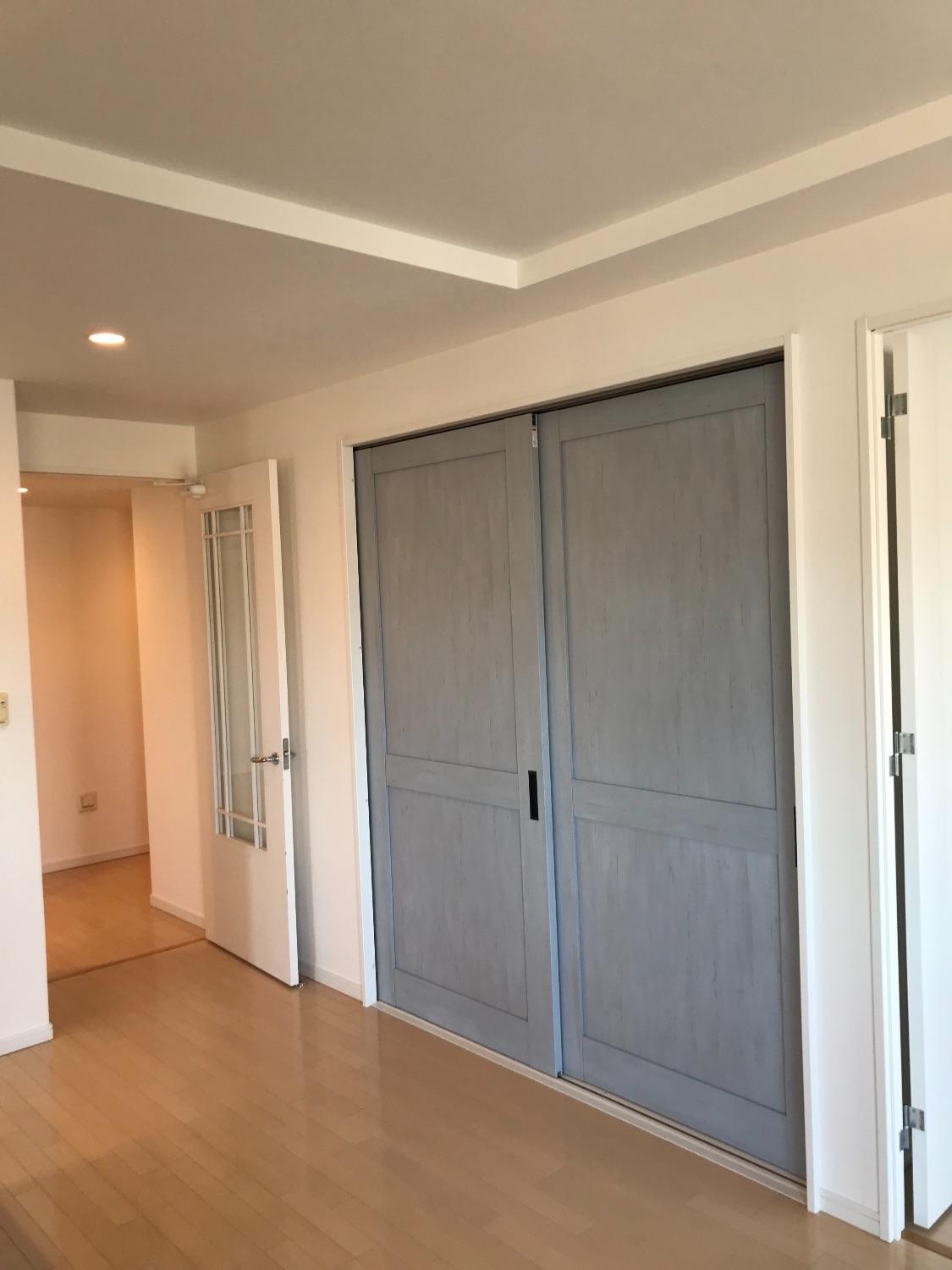 「高級感あるクオーツストーンのグレー天板のキッチンとブルーグレーの明るいお部屋」の子供部屋