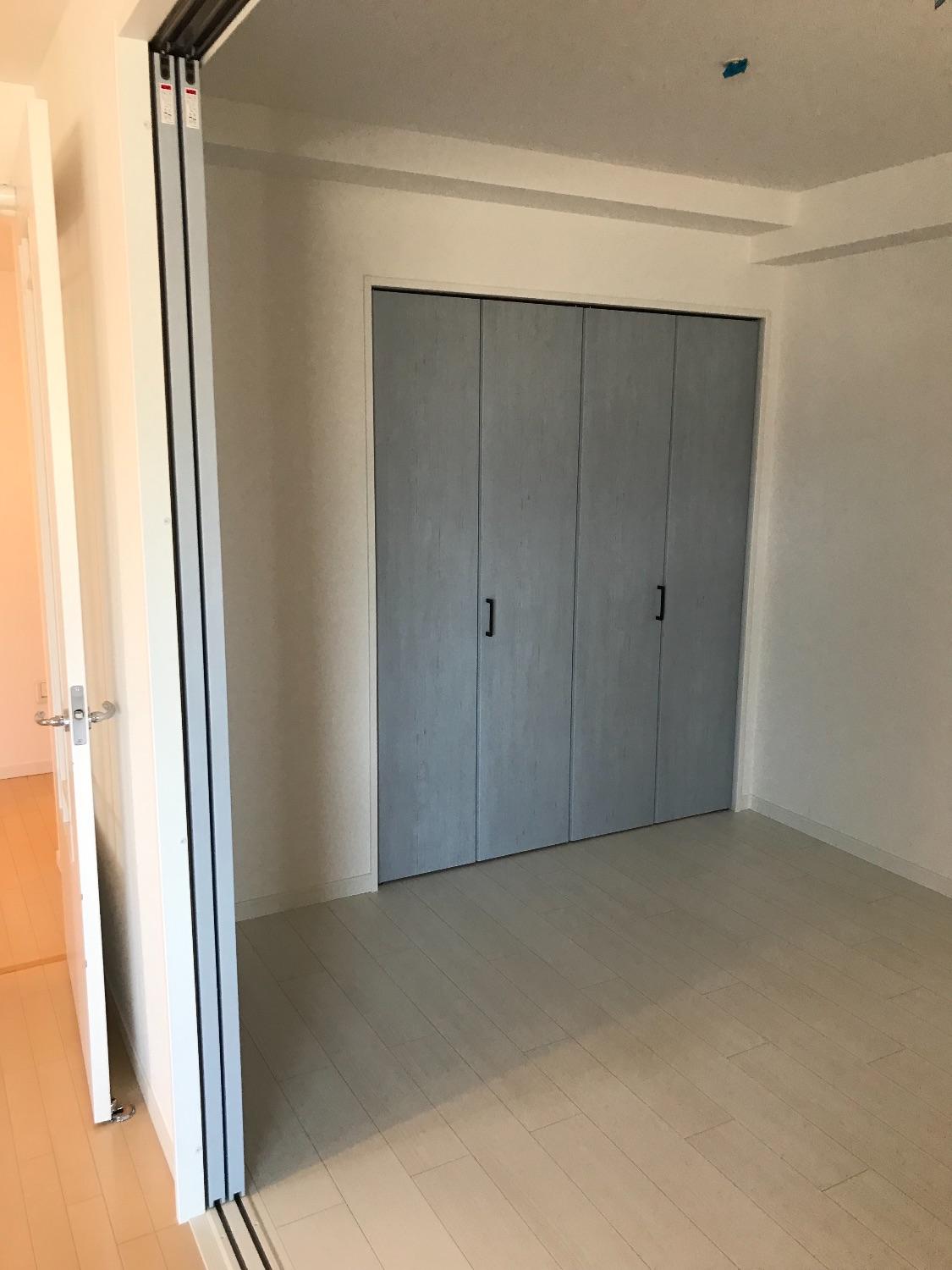 「高級感あるクオーツストーンのグレー天板のキッチンとブルーグレーの明るいお部屋」の収納・クローゼット