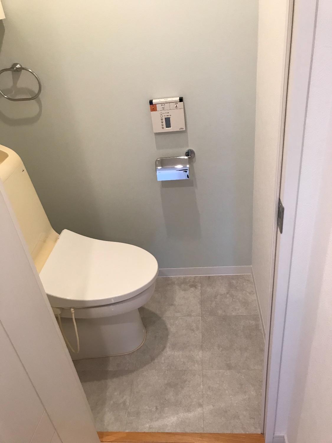 「高級感あるクオーツストーンのグレー天板のキッチンとブルーグレーの明るいお部屋」のお風呂・洗面所・トイレ