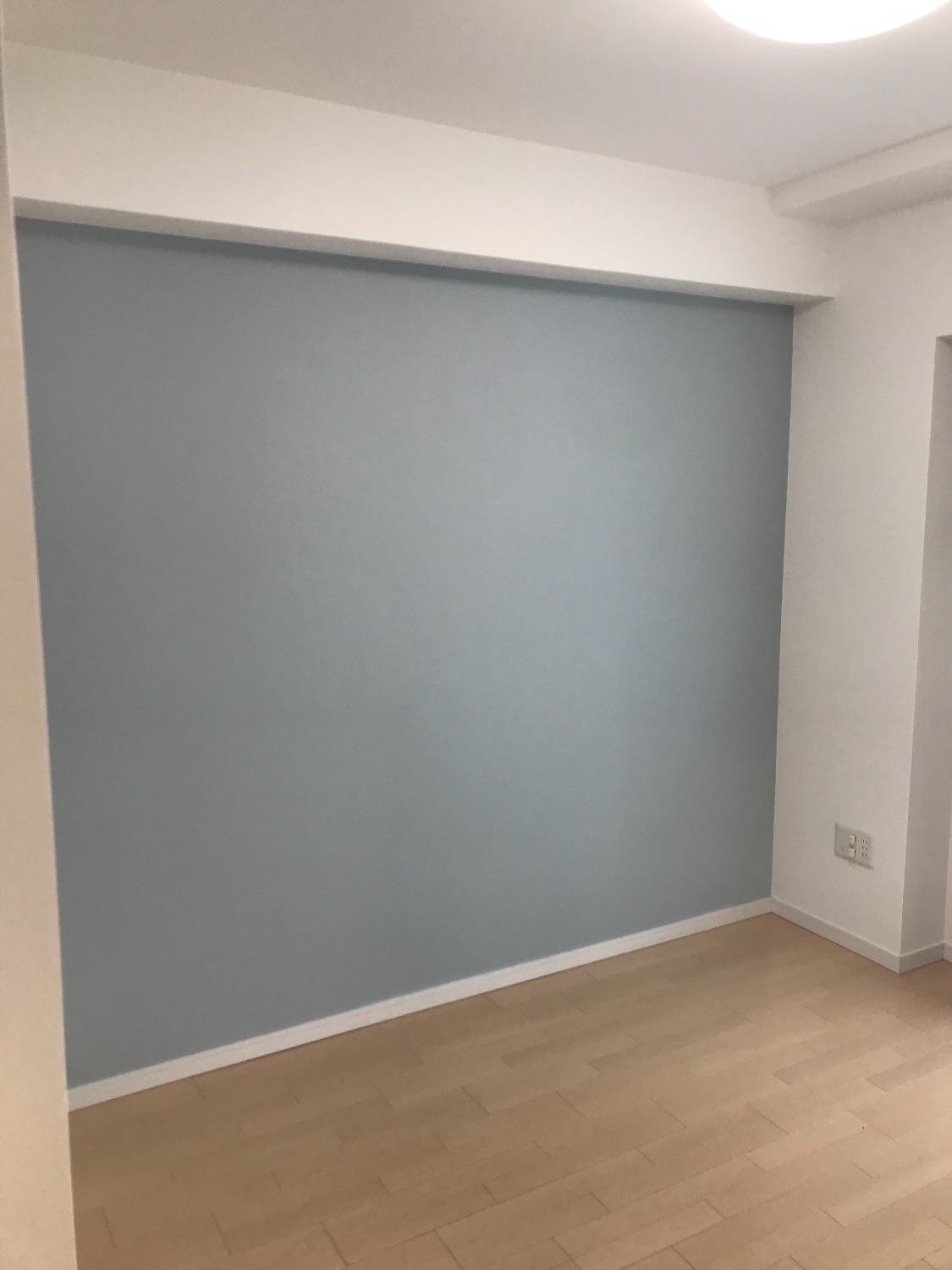 「高級感あるクオーツストーンのグレー天板のキッチンとブルーグレーの明るいお部屋」の書斎