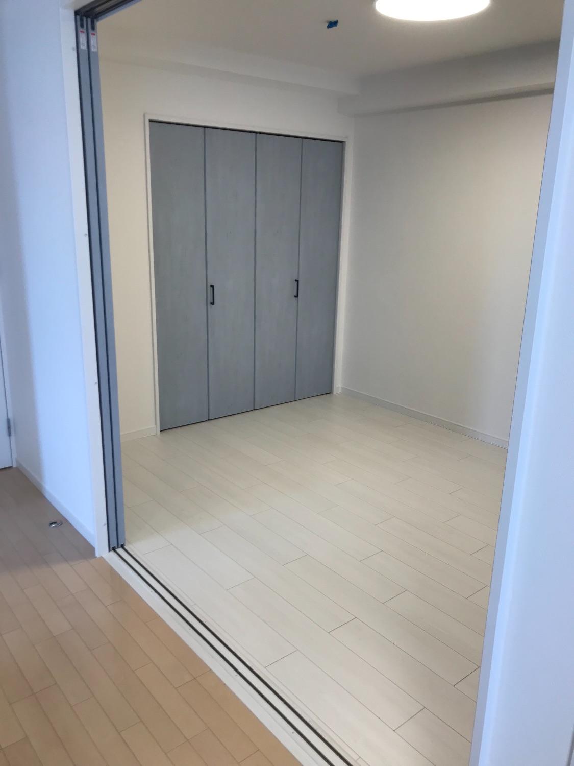 「高級感あるクオーツストーンのグレー天板のキッチンとブルーグレーの明るいお部屋」の子供部屋