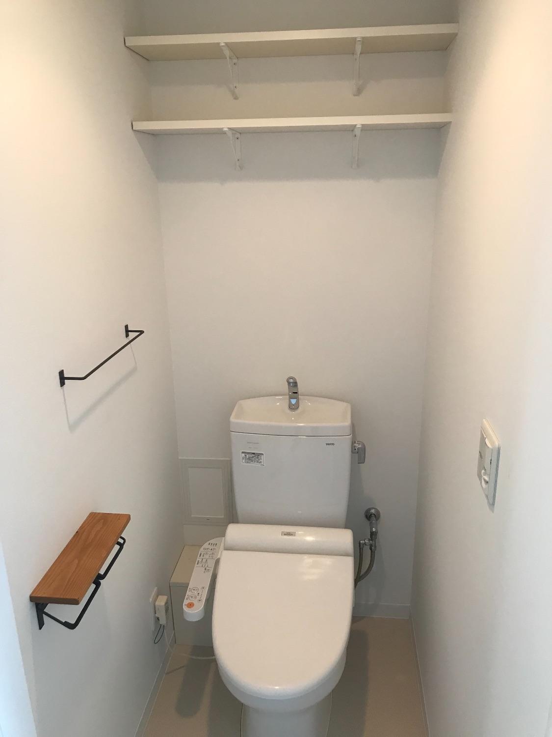 「まるで海外カフェ！のような塗装カラーと大きめサイズのキッチンがこだわり」のお風呂・洗面所・トイレ