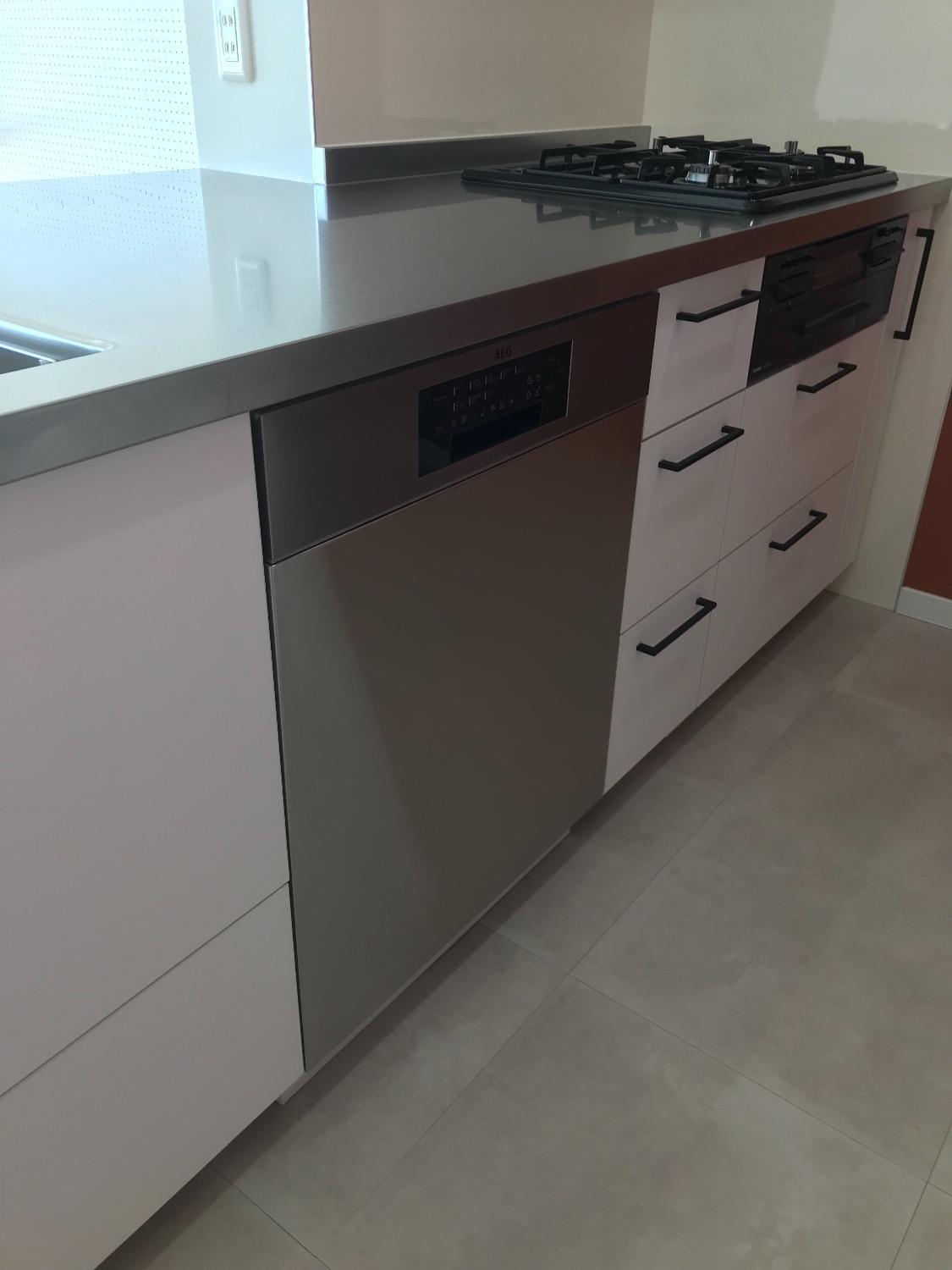 「まるで海外カフェ！のような塗装カラーと大きめサイズのキッチンがこだわり」のキッチン