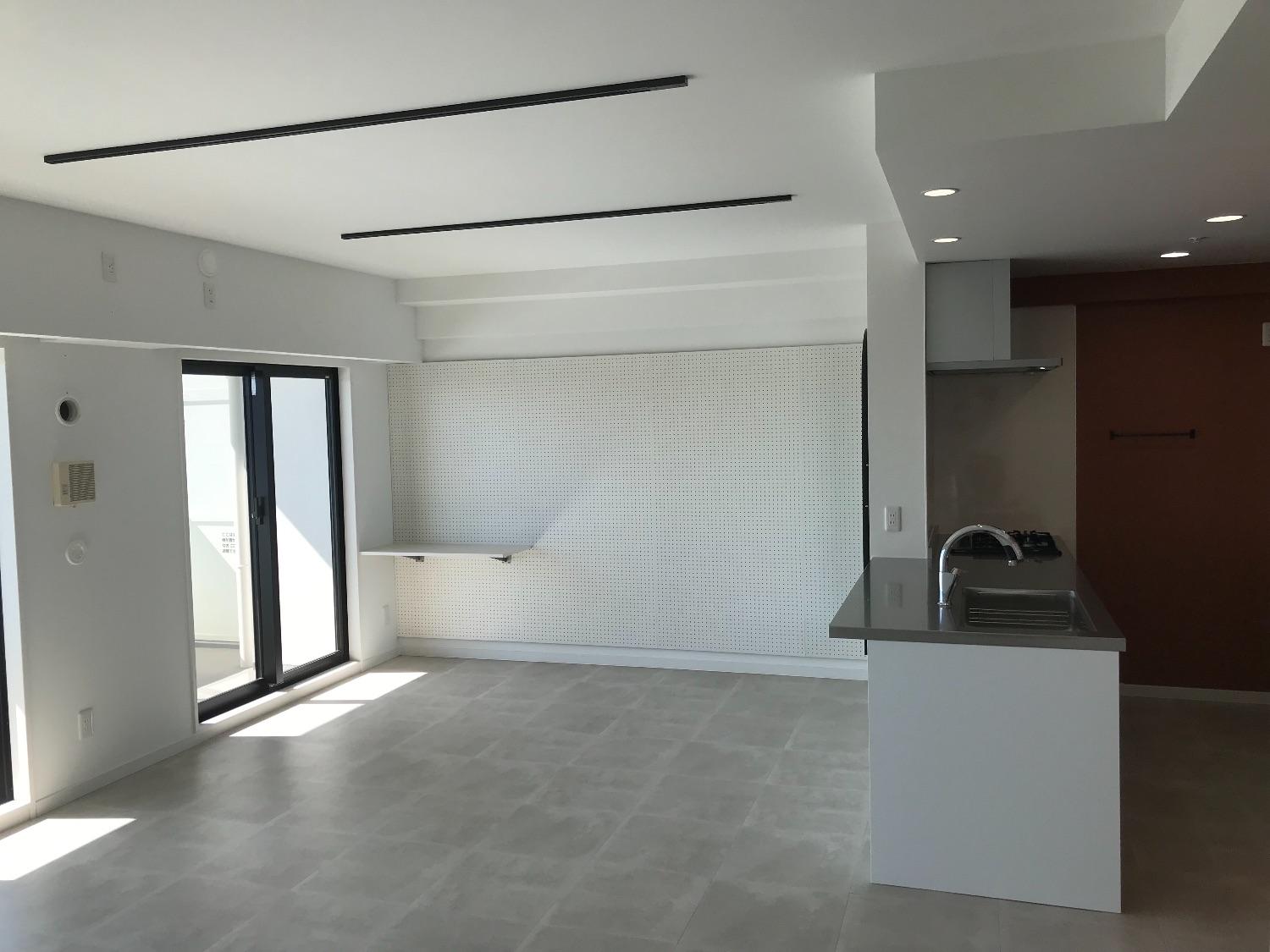 「まるで海外カフェ！のような塗装カラーと大きめサイズのキッチンがこだわり」のリビングダイニング