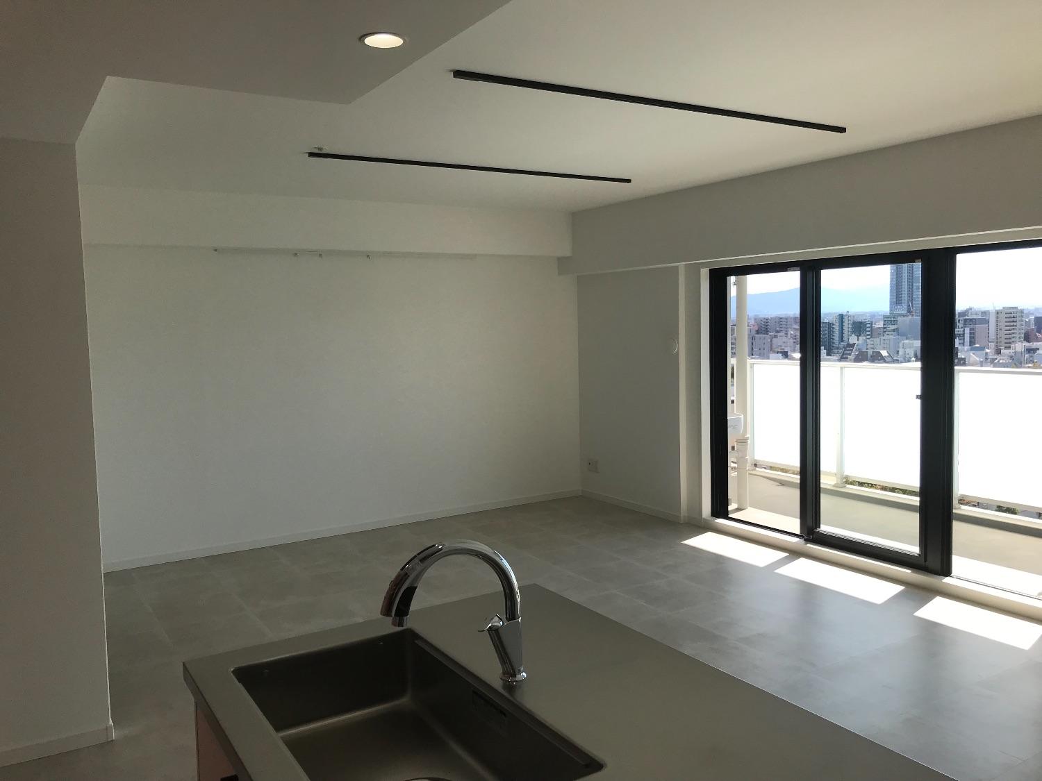 「まるで海外カフェ！のような塗装カラーと大きめサイズのキッチンがこだわり」のリビングダイニング