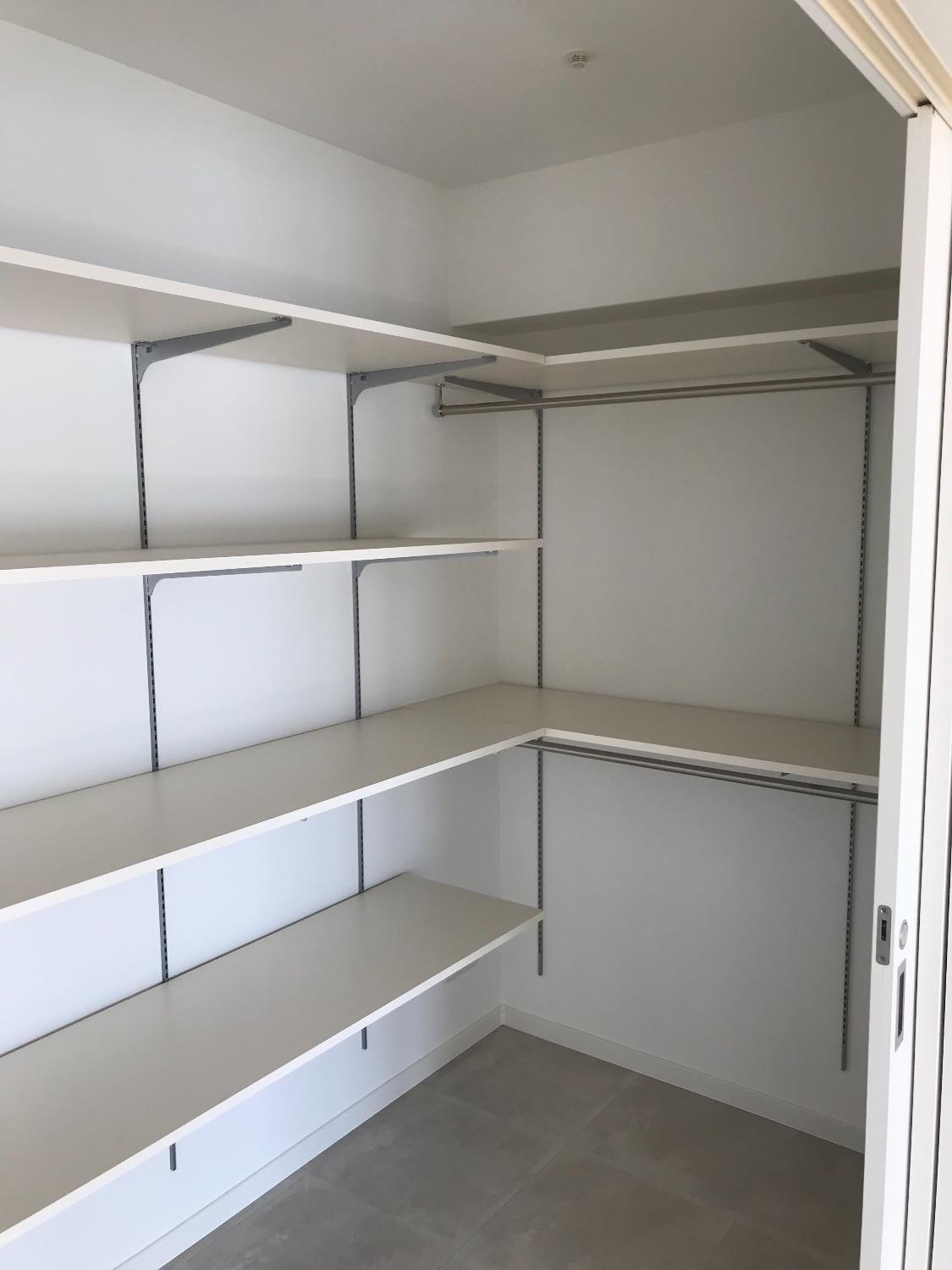 「まるで海外カフェ！のような塗装カラーと大きめサイズのキッチンがこだわり」の収納・クローゼット