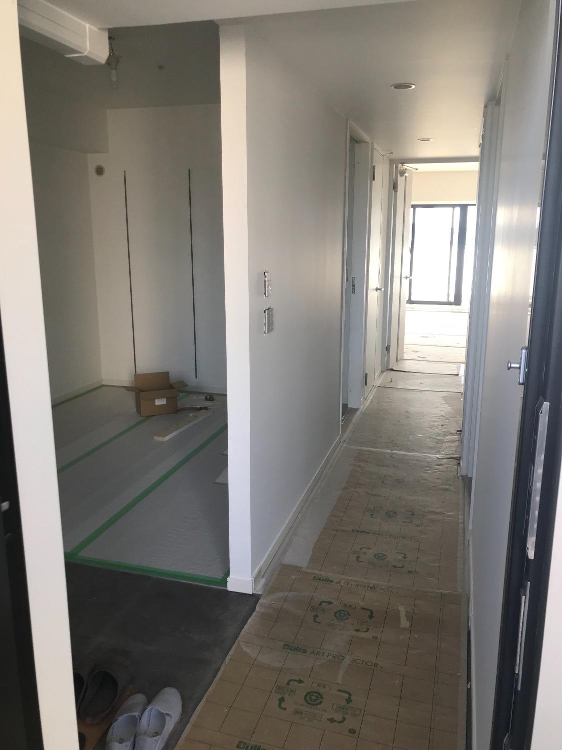 「まるで海外カフェ！のような塗装カラーと大きめサイズのキッチンがこだわり」の玄関・土間