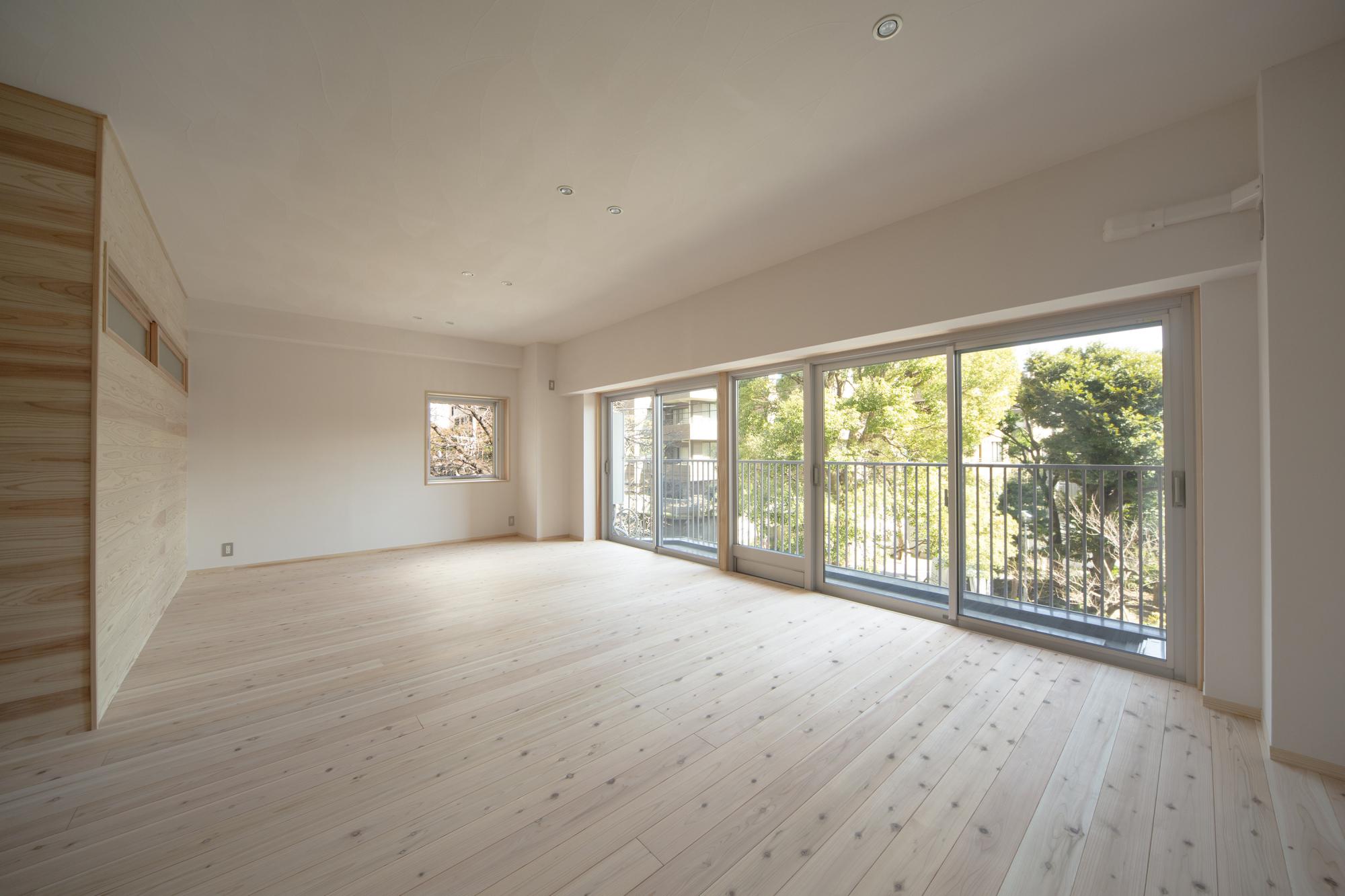 「自然素材で作る、子育て世代のマンションリノベ」のリビングダイニング