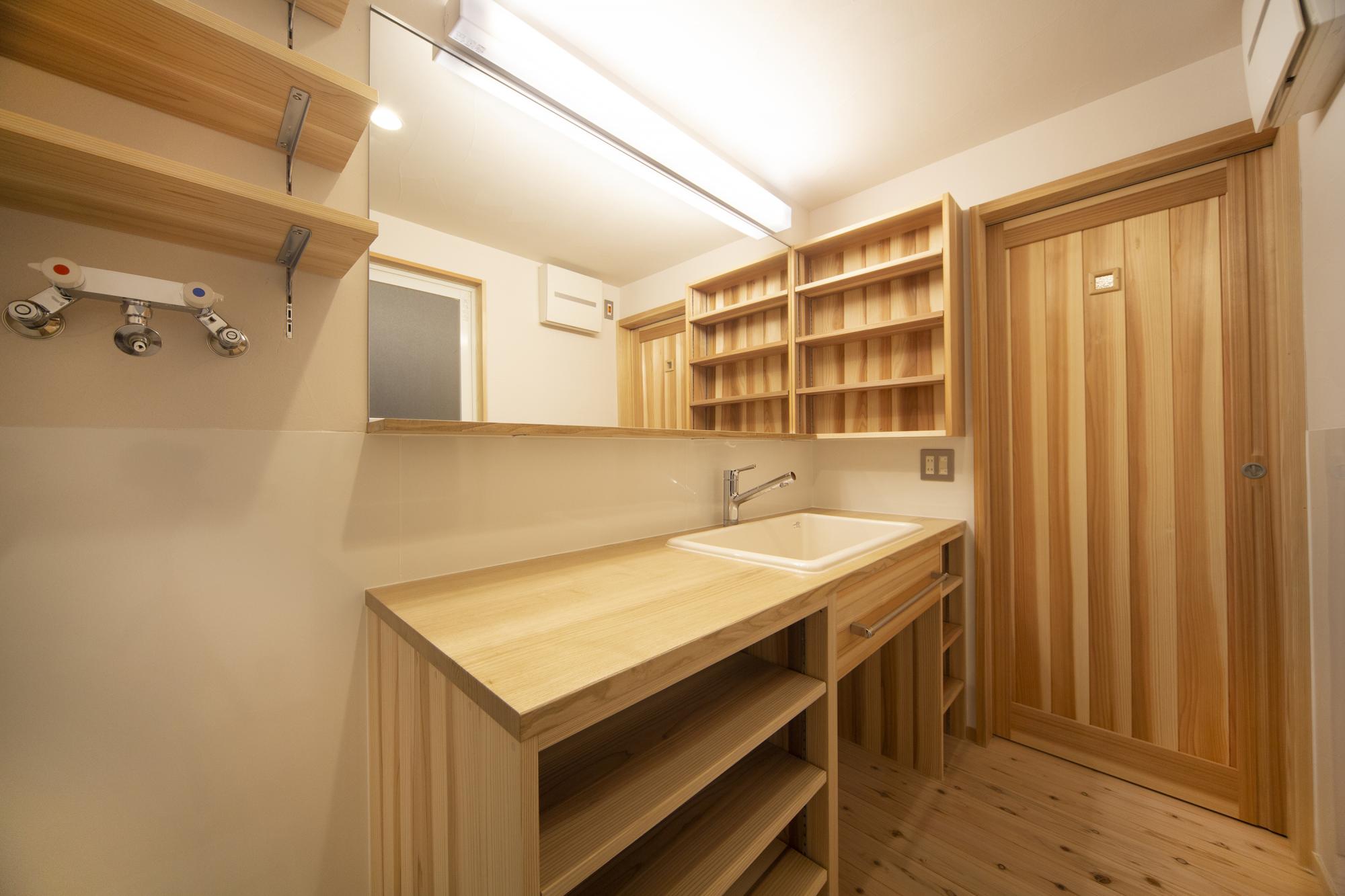 造作の洗面化粧台