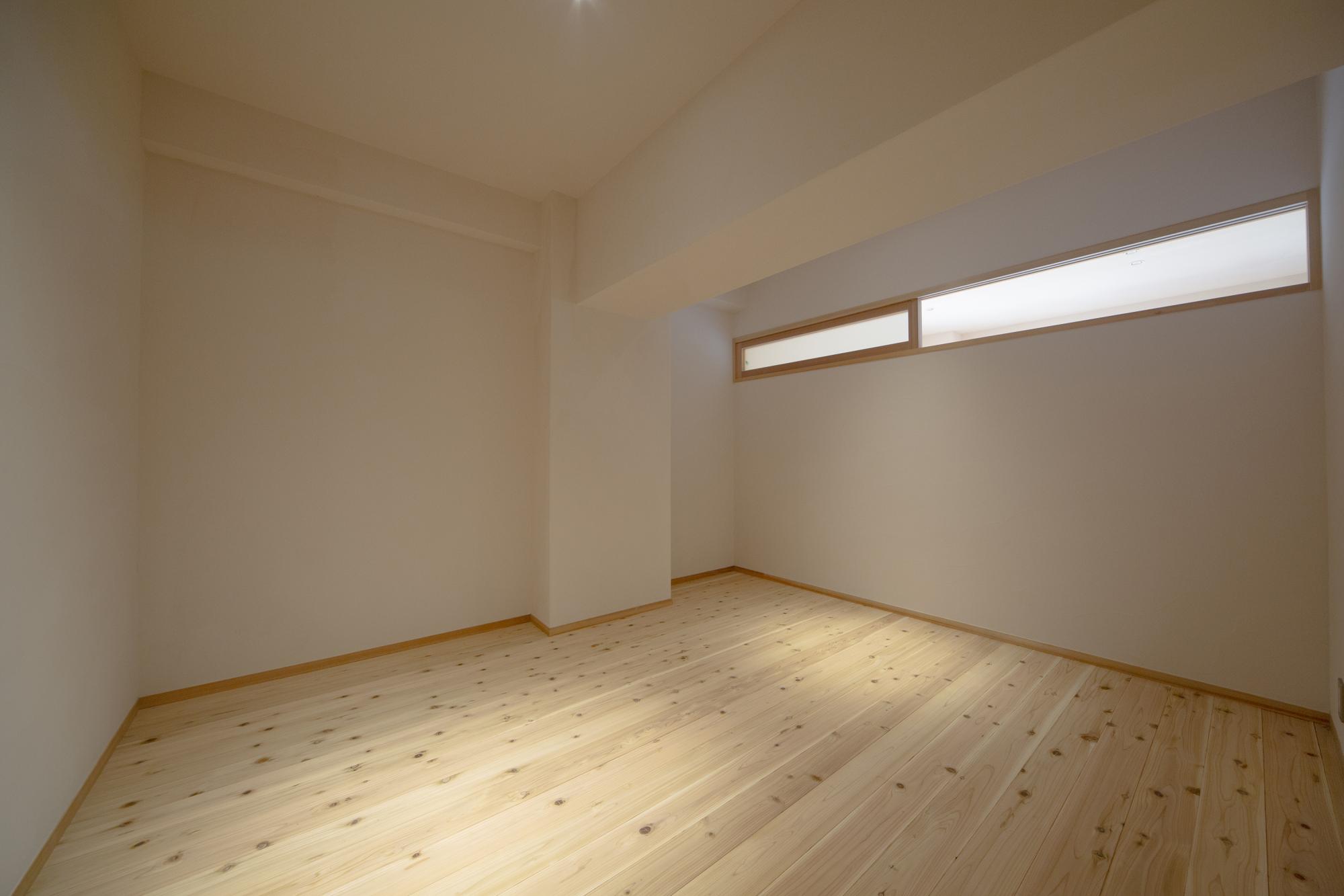 通風窓のある寝室