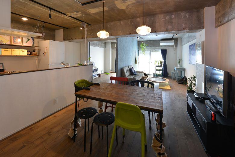 「インナーバルコニーで過ごす至福の時。家族が繋がる大空間リビング」のリビングダイニング