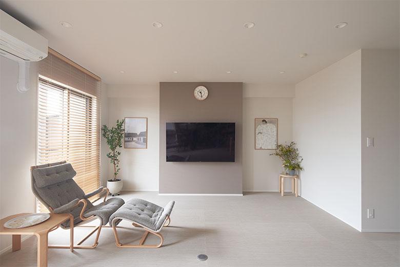 壁掛TV用の壁にも工夫が。アクセントクロスを貼った両脇から出し入れできる収納がある。正面からは一見棚があるようには見えず、すっきりとしたリビングと保てる。