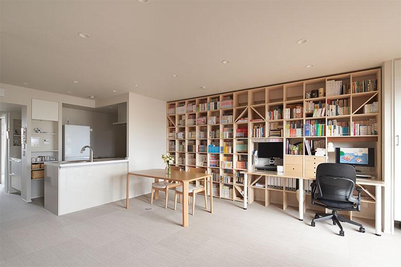 キッチンの希望は壁付タイプだったが、廊下に洗面台を持ってきた都合で対面式になった。だが、キッチンの脇にパントリーが作られ、オーブンやごみ箱も片付く収納となり、結果的にスッキリとまとまった。