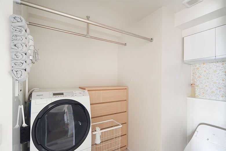 脱衣室、トイレ兼ランドリールーム。ほぼ洗濯乾燥機を使って乾かすそうだが、完全に乾かなかったものをハンガー干しにしたりシーツなどの大物も干せるように２段のハンガーバーを取付けた。