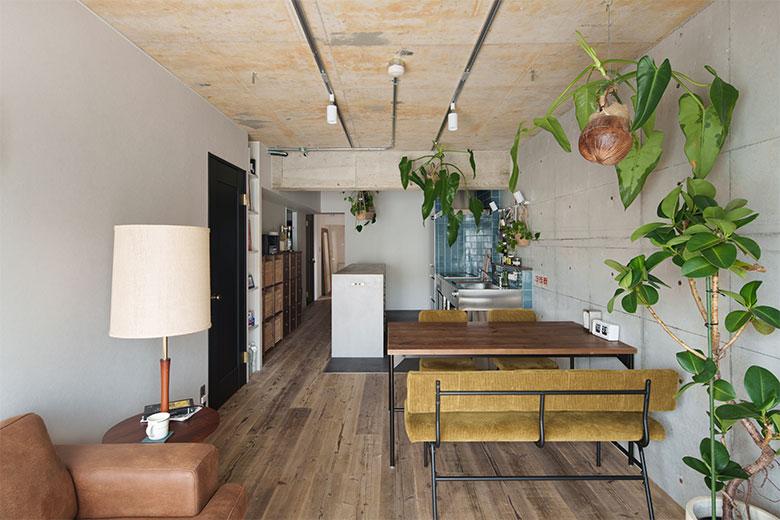 鉄管が走る天井と壁は躯体現し。素材感も大切にされている好みに合わせて、フローリングはラフな雰囲気が魅力の無垢の古材を提案。味のある仕上がりになり、気に入っているそう。