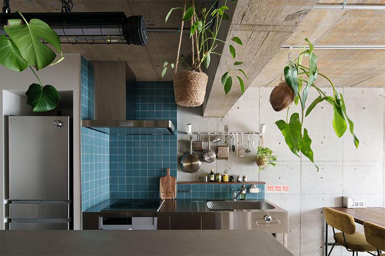 SNSで見つけたというステンレスキッチンに。せっかく好みのカッコいいキッチンになったので、並べる調理器具も買い替えたそうで、隅々まで完璧な仕上がりに。