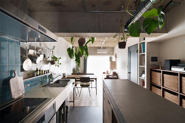 内装や家具だけではカルフォルニアの雰囲気は出しきれないと、最初の間取図面にもヤシの木を描いていたお施主様にグリーンコーディネートサービスをご紹介。ハードな印象の素材にグリーンが入り、カフェやダイナーっぽくなった。日々の成長を見守るのも楽しいとか。