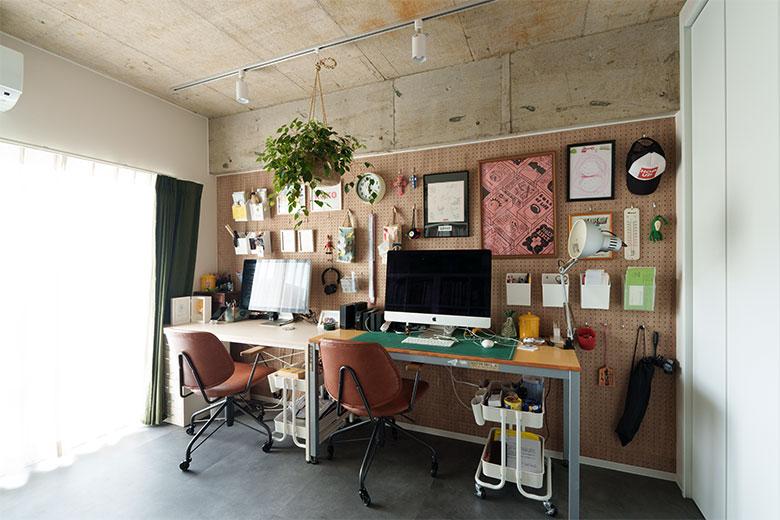 リビングの隣の部屋はワークスペース。広いリビングに憧れはあったものの、家でお仕事をすることもあるため、集中できるようにしっかり分けることにした。