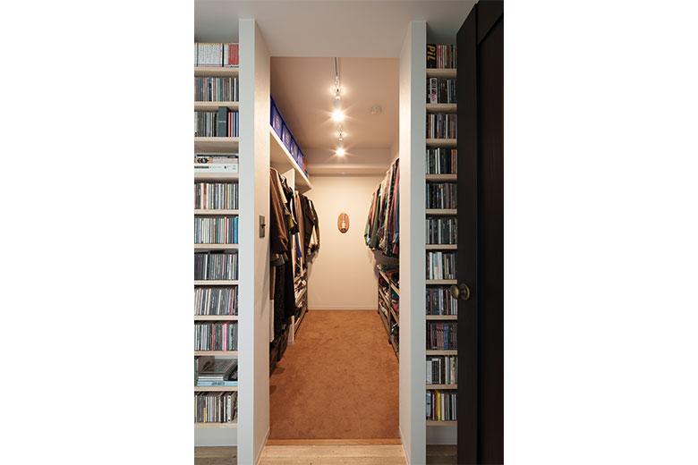 ウォークインクローゼット内はロードサイドのホテルの一室をイメージして絨毯仕上げに。入口のCD棚は旦那様がDIYで仕上げた。