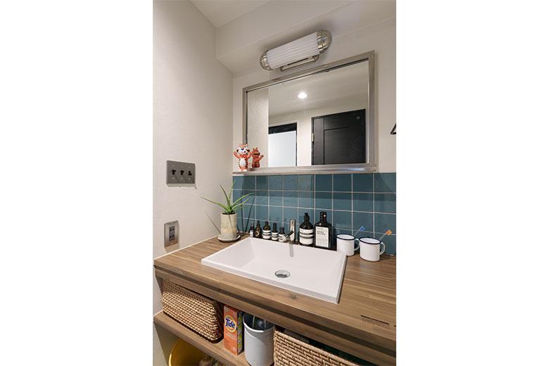 キッチンとお揃いのインディゴブルーのタイル×ホワイトが清潔感。