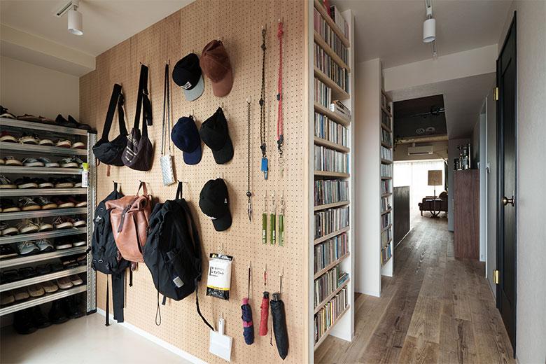 玄関土間の壁にも有孔ボードを。バックや帽子、小物など、外で使うものを見せて収納できる。