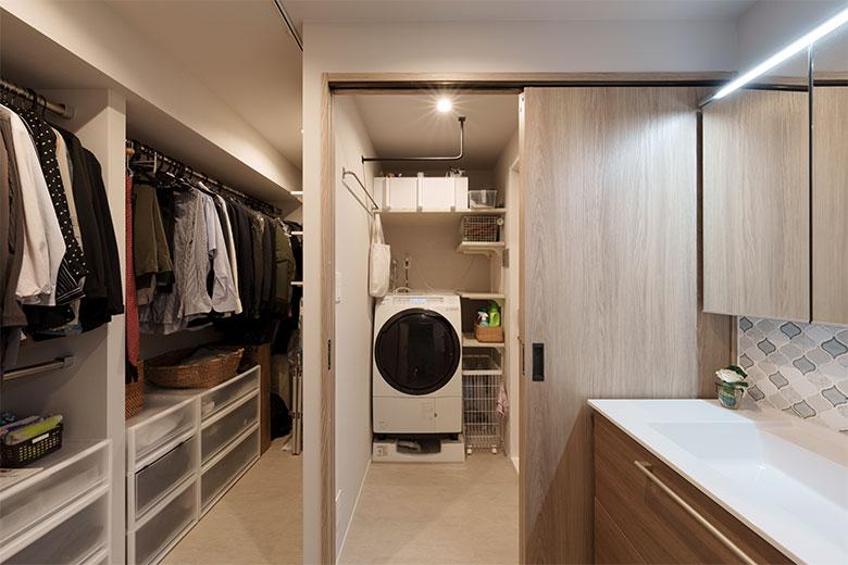 家族全員の希望だった、脱衣室と洗面室を分ける引き戸を付けた。夫婦で生活リズムが違うので寝室は寝るだけの空間にし、クローゼットは洗面室と繋げた。着替えやメイクなどお互いを気にせずできてスムーズだそう。