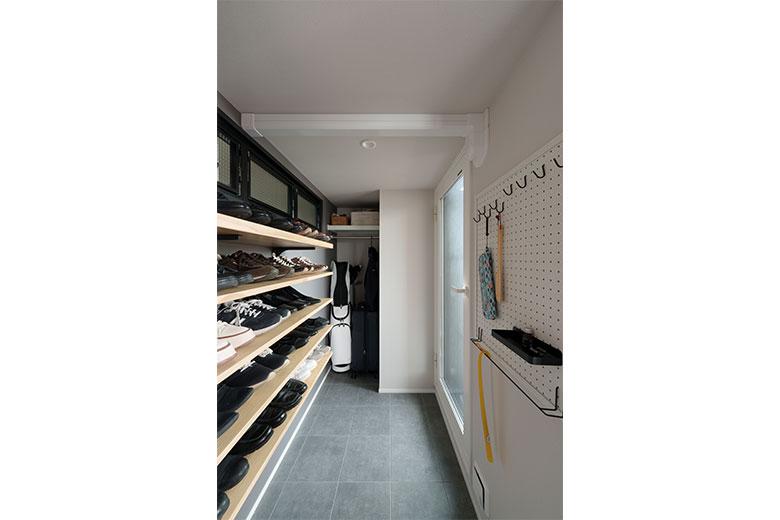 玄関が暗くて狭いのも気になっていた場所。ゴルフバックや宅配の箱を置ける土間を作ったことで、昼間も暗かった玄関が明るくなった。