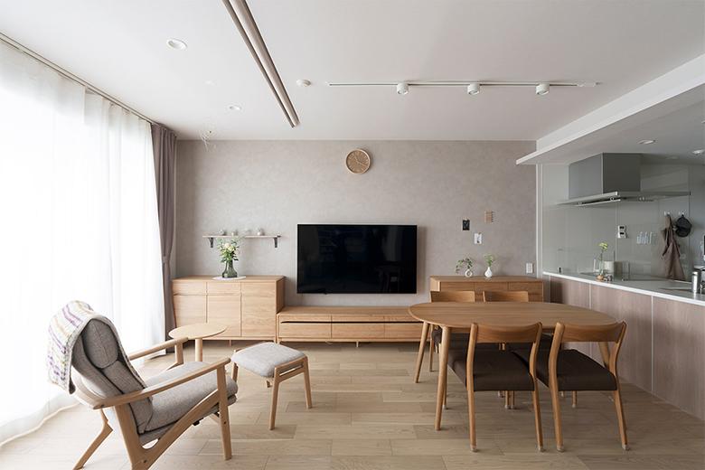 テレビは壁掛けにして、配線が見えないようにスッキリ。コンセントはたくさん設け、延長コードをあまり使わずに最短距離で使えるように計画したので、どの部屋もコード類が隠れるように。グレージュのアクセントクロスやフローリングのオークなど、優しい色合いでまとめたLDKはゆったりとした時間を感じる。