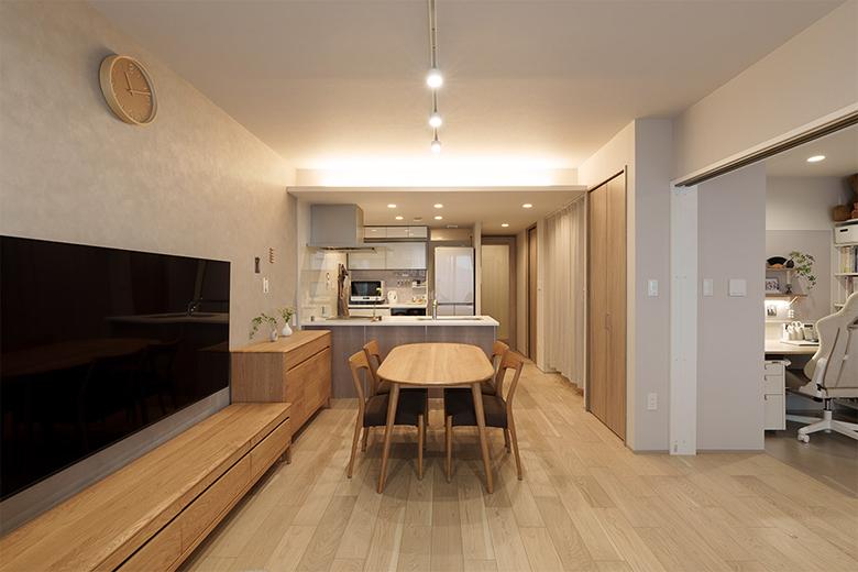 キッチン上の間接照明は建築士の提案によるもの。優しく灯り、またひと味違うLDKの演出をしてくれる。間接照明の雰囲気と部屋のデザインがマッチし、落ち着く空間になっていた。