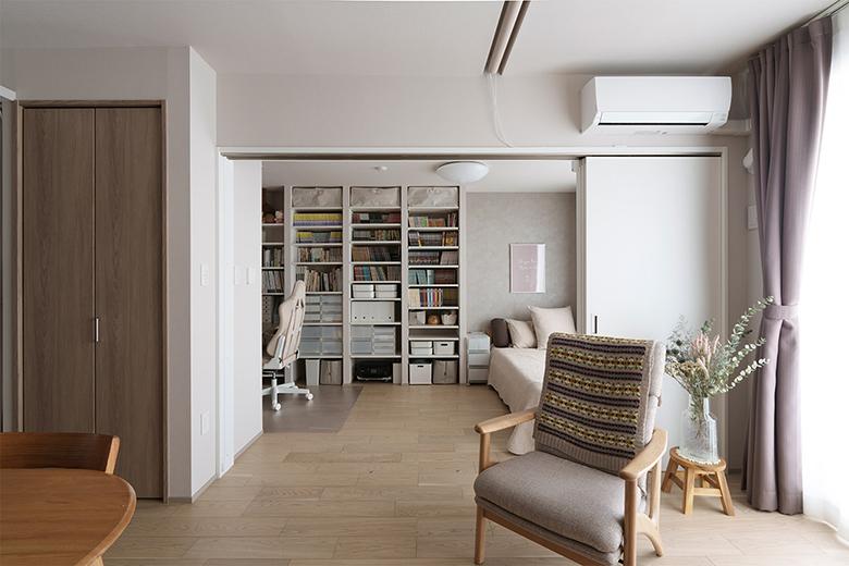 LDKの隣は奥様の個室。夫婦二人暮らしとなるのを機に、それぞれに個室を設けて趣味を楽しめるようにしたかったそう。奥様の部屋にはたくさんの愛読書や趣味の物が入る大きな本棚を造作した。可動式の本棚なので、高さを合わせて収納ができる。
