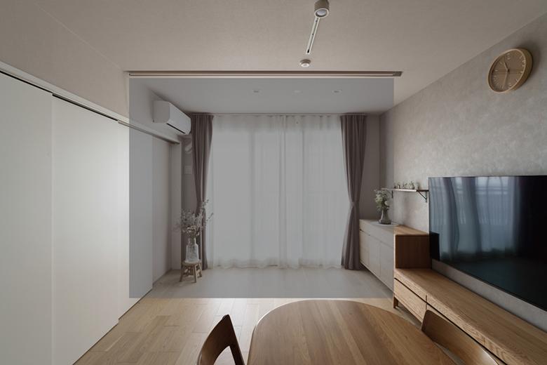 お子様の帰省時に大活躍するロールスクリーンで作れる客間スペース。隣の部屋から奥様が出入りしたいときは引き戸一枚分を開ければいいので、客間のプライバシーが保てる。（写真中心のグレー部分がロールスクリーン位置）パントリー脇には客間用の布団収納があるので出し入れもしやすい。