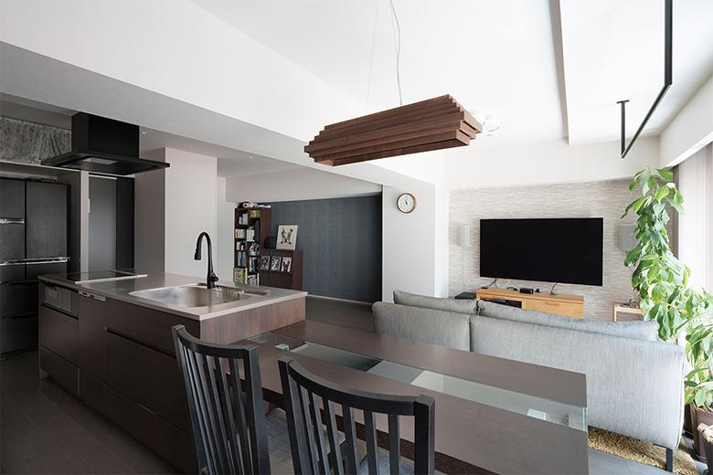 テレビのあるリビング側とワークスペース側に異なるアクセントクロスを貼って、メリハリのある空間に。アクセントクロスの範囲は建築士に相談し、梁の高さに合わせたという。