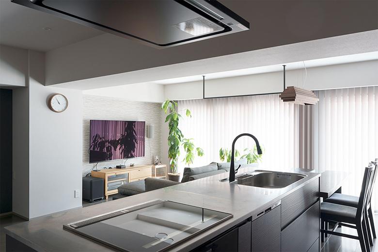 カーテンボックスをつくり、バーチカルブラインドを取付けたことで、天井が高く感じられ空間に広がりがでた。採光がいい窓際で洗濯物を干したいと、天井を補強してアイアンバーを設置した。